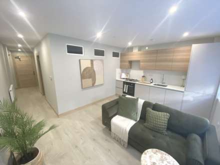 Stirling Way, Borehamwood, Image 3