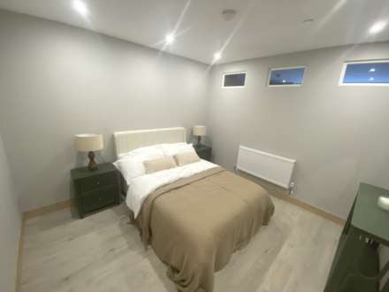 Stirling Way, Borehamwood, Image 4