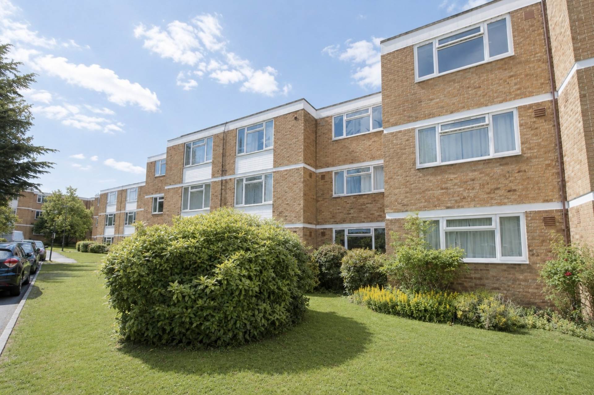 Holt Close, Borehamwood, Image 9