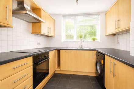 Holt Close, Borehamwood, Image 4