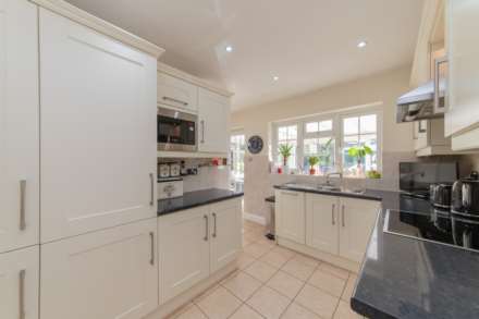 Lodge Avenue, Elstree, Image 6