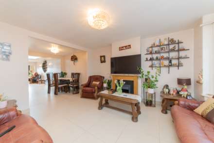 Sullivan Way, Elstree, Image 2
