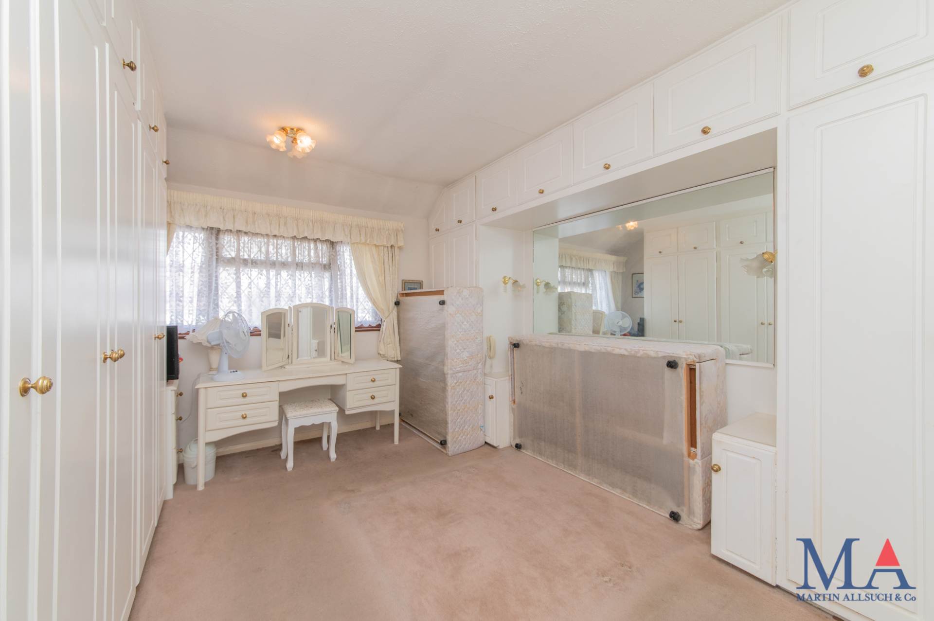 Buckingham Road, Borehamwood, Image 15