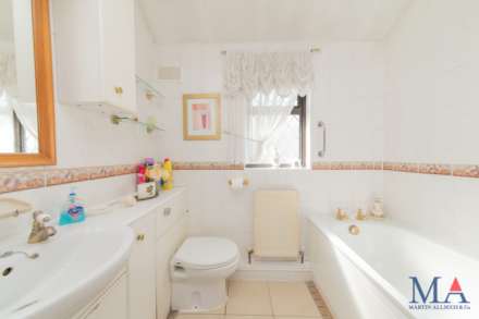 Buckingham Road, Borehamwood, Image 14