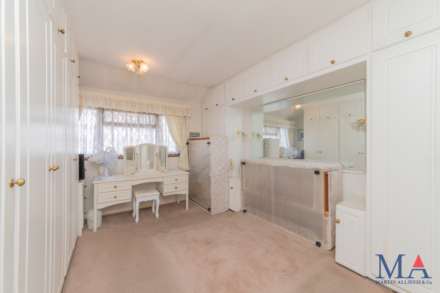 Buckingham Road, Borehamwood, Image 15