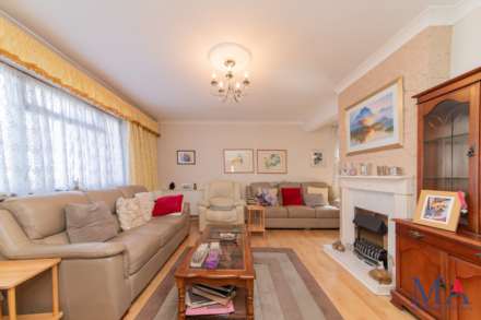 Buckingham Road, Borehamwood, Image 3