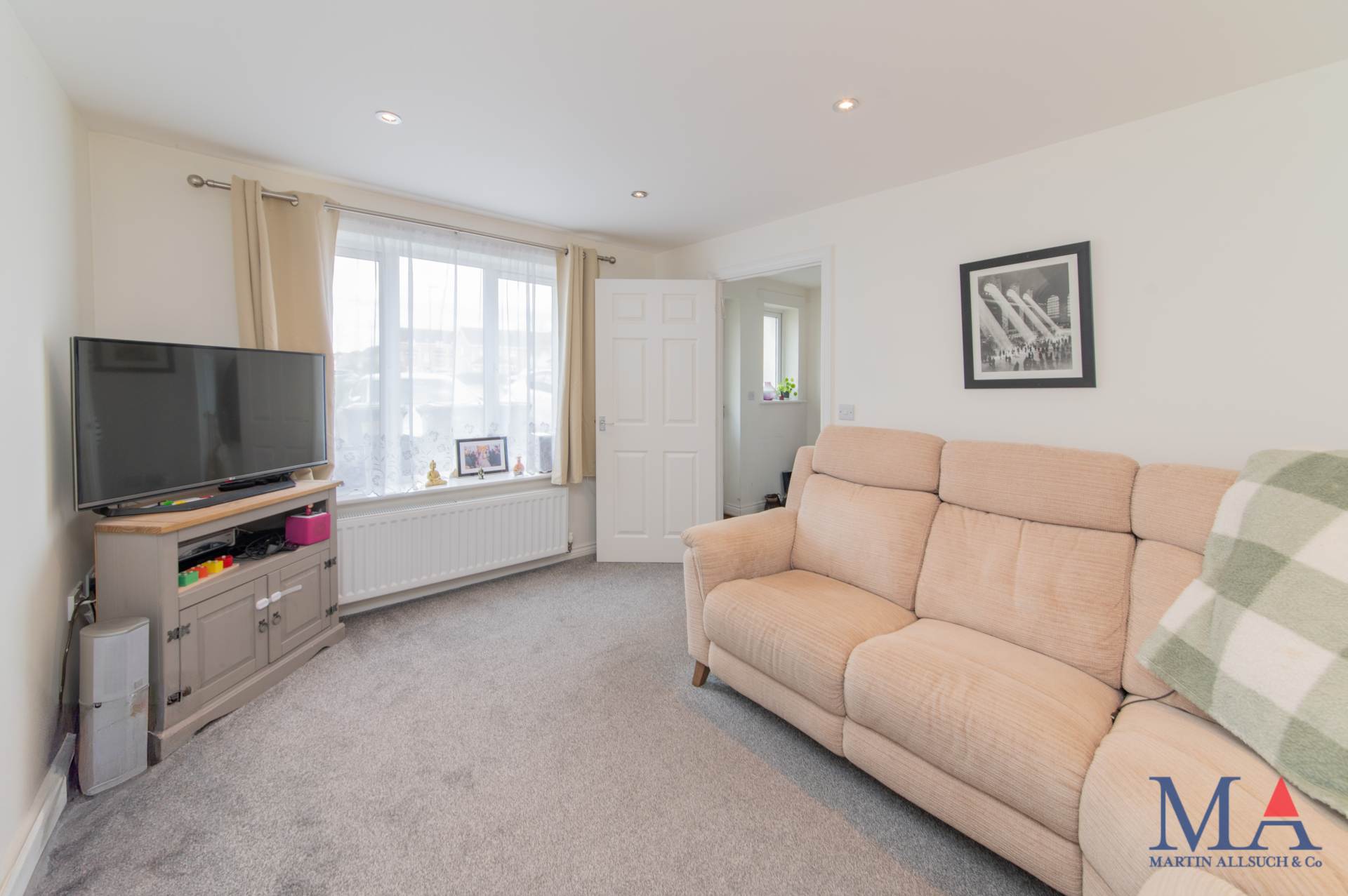 Coleridge Way, Borehamwood, Image 5