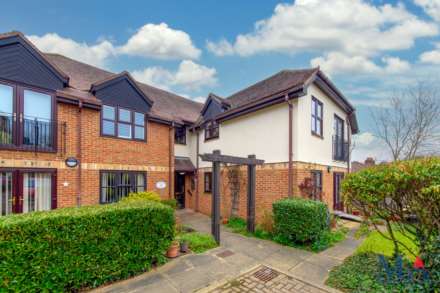 2 Bedroom Flat, Slade Court, Radlett, WD7