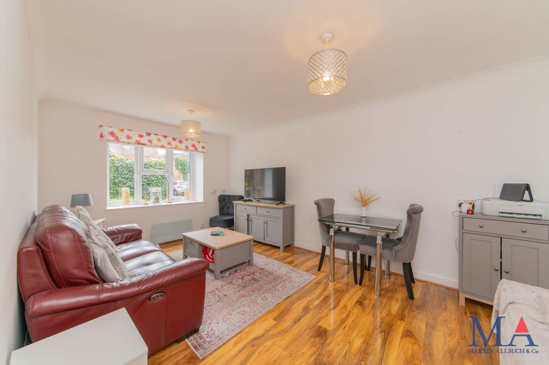 Yew Tree Court, Elstree, Image 2
