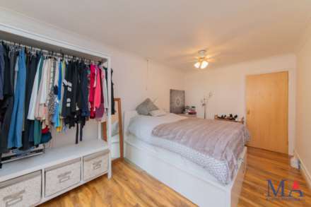 Yew Tree Court, Elstree, Image 10