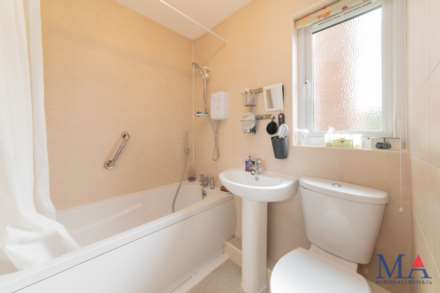 Yew Tree Court, Elstree, Image 12