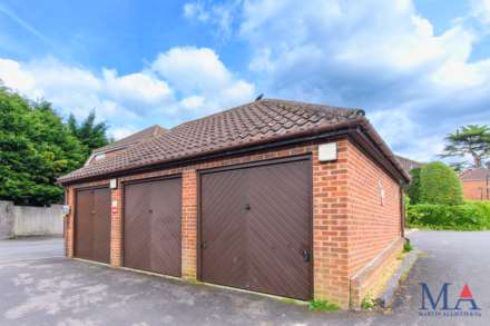 Yew Tree Court, Elstree, Image 15
