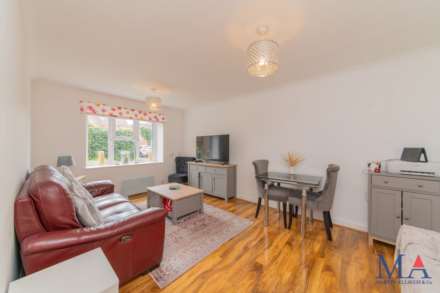 Yew Tree Court, Elstree, Image 2