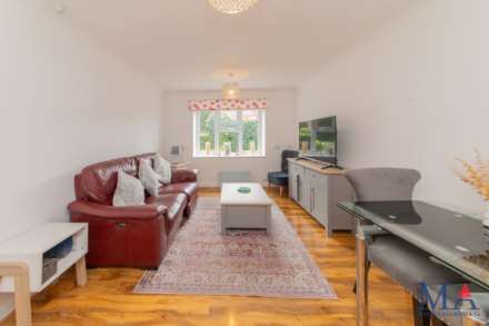 Yew Tree Court, Elstree, Image 3