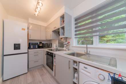Yew Tree Court, Elstree, Image 4