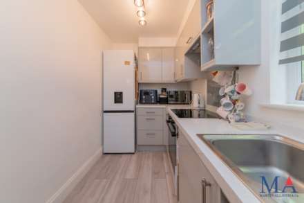 Yew Tree Court, Elstree, Image 5