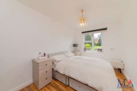 Yew Tree Court, Elstree, Image 6