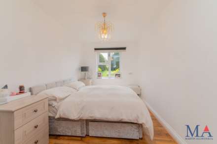 Yew Tree Court, Elstree, Image 7