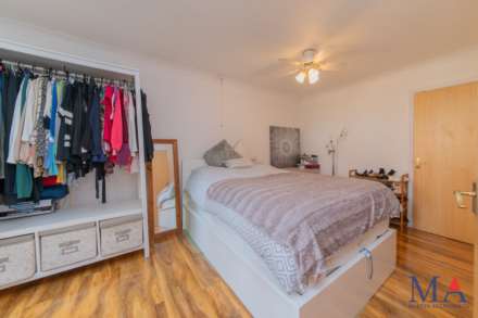 Yew Tree Court, Elstree, Image 9