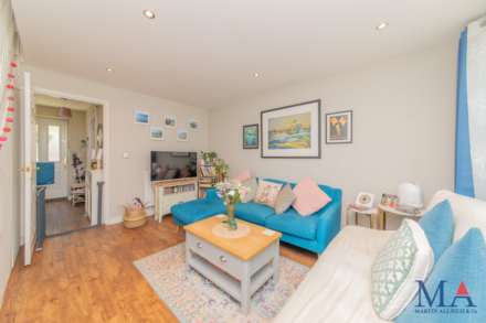 Whitehall Close, Borehamwood, Image 3