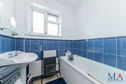Aycliffe Road, Borehamwood, Image 15