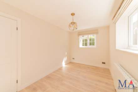 The Bartons, Elstree, Image 10