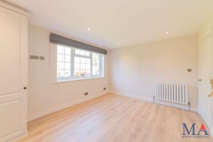 The Bartons, Elstree, Image 8