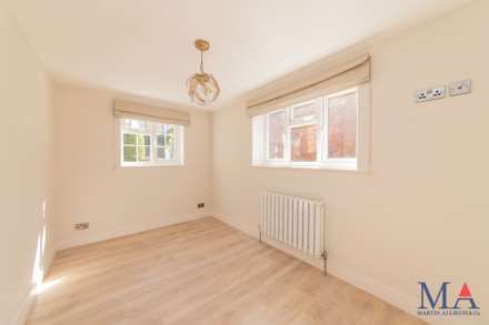 The Bartons, Elstree, Image 9