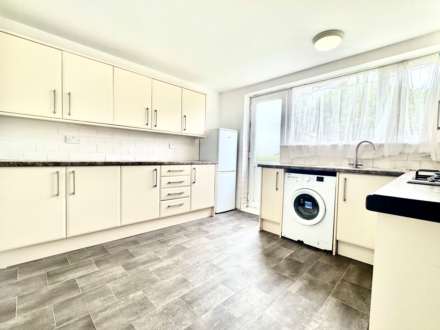 Fir Tree Court, Elstree, Image 5