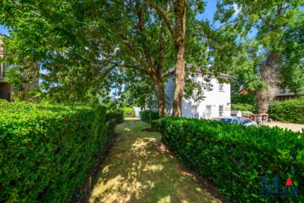 Lucas Court, Elstree, Image 12
