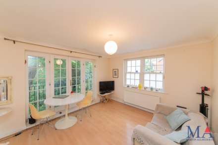 Lucas Court, Elstree, Image 3