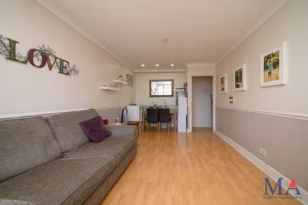 High Street, Borehamwood, Image 4