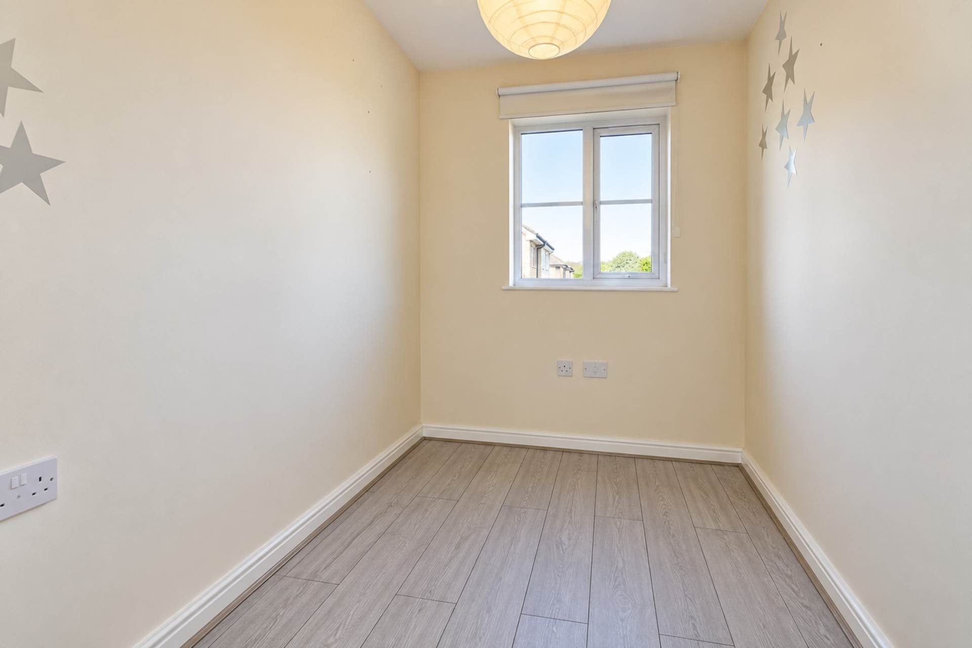 Armstrong Close, Borehamwood, Image 4
