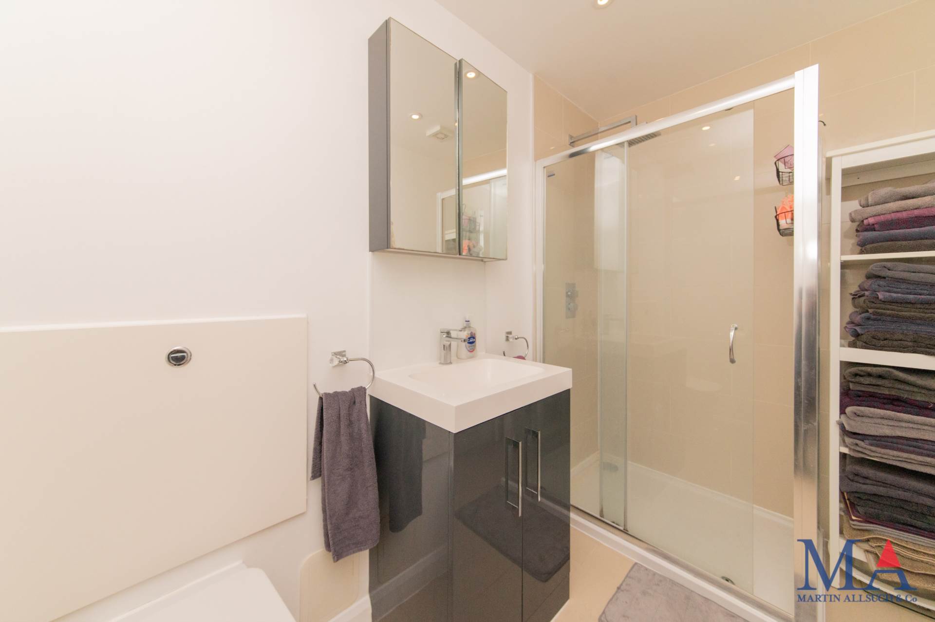 Oakwood House, Borehamwood, Image 15