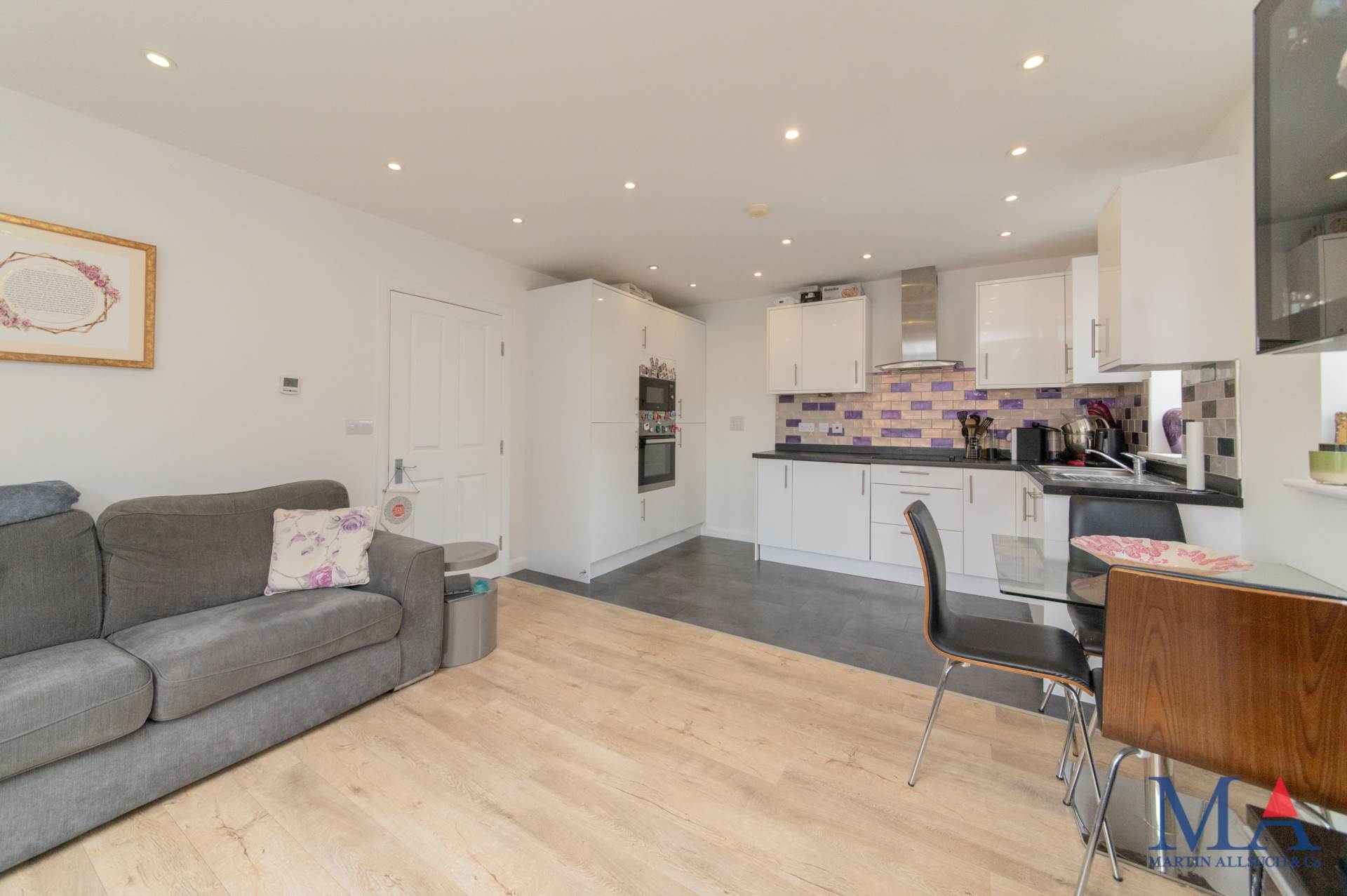 Oakwood House, Borehamwood, Image 3