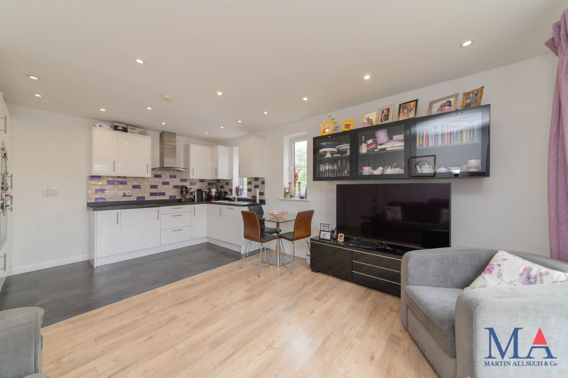 Oakwood House, Borehamwood, Image 5