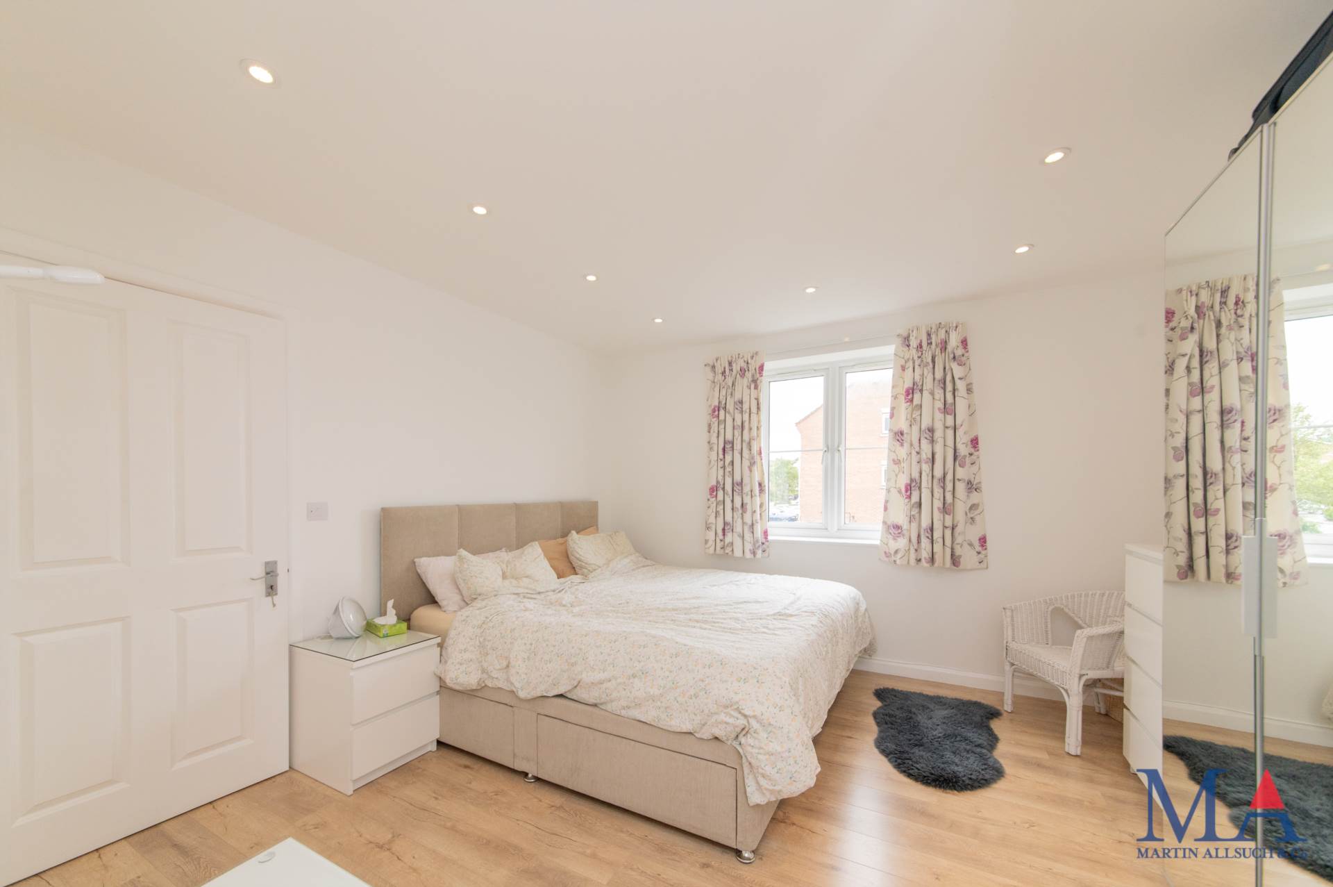 Oakwood House, Borehamwood, Image 9