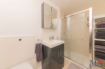 Oakwood House, Borehamwood, Image 15