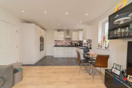 Oakwood House, Borehamwood, Image 2