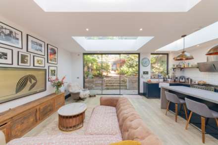 St. Mary's Crescent, London, NW4, Image 9