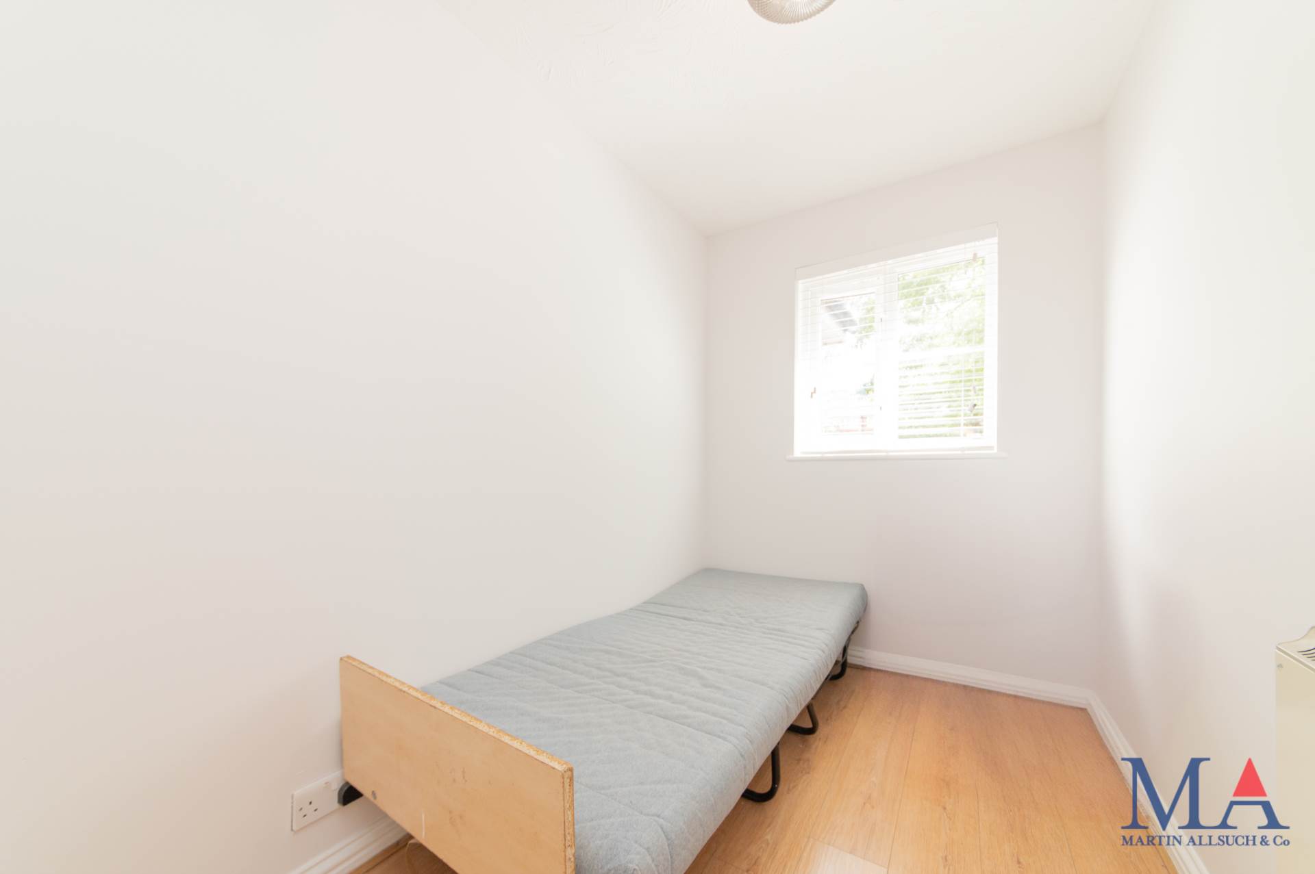 Corfe Close, Borehamwood, Image 10