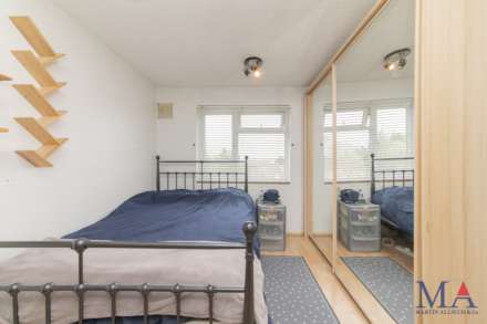 Lullington Garth, Borehamwood, Image 18