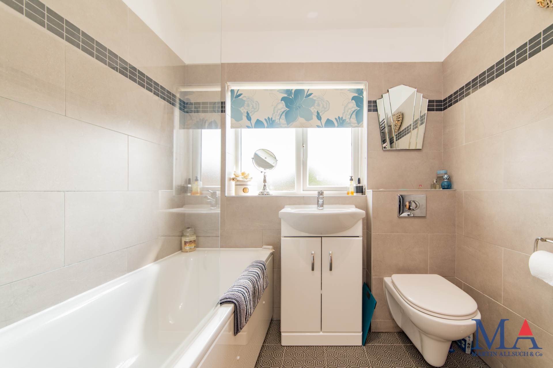 Stevenage Crescent, Borehamwood, Image 15