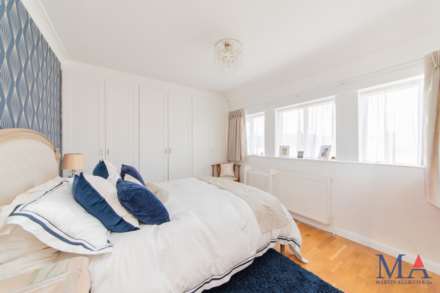 Stevenage Crescent, Borehamwood, Image 13