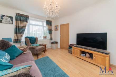 Stevenage Crescent, Borehamwood, Image 4