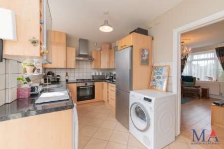 Stevenage Crescent, Borehamwood, Image 8