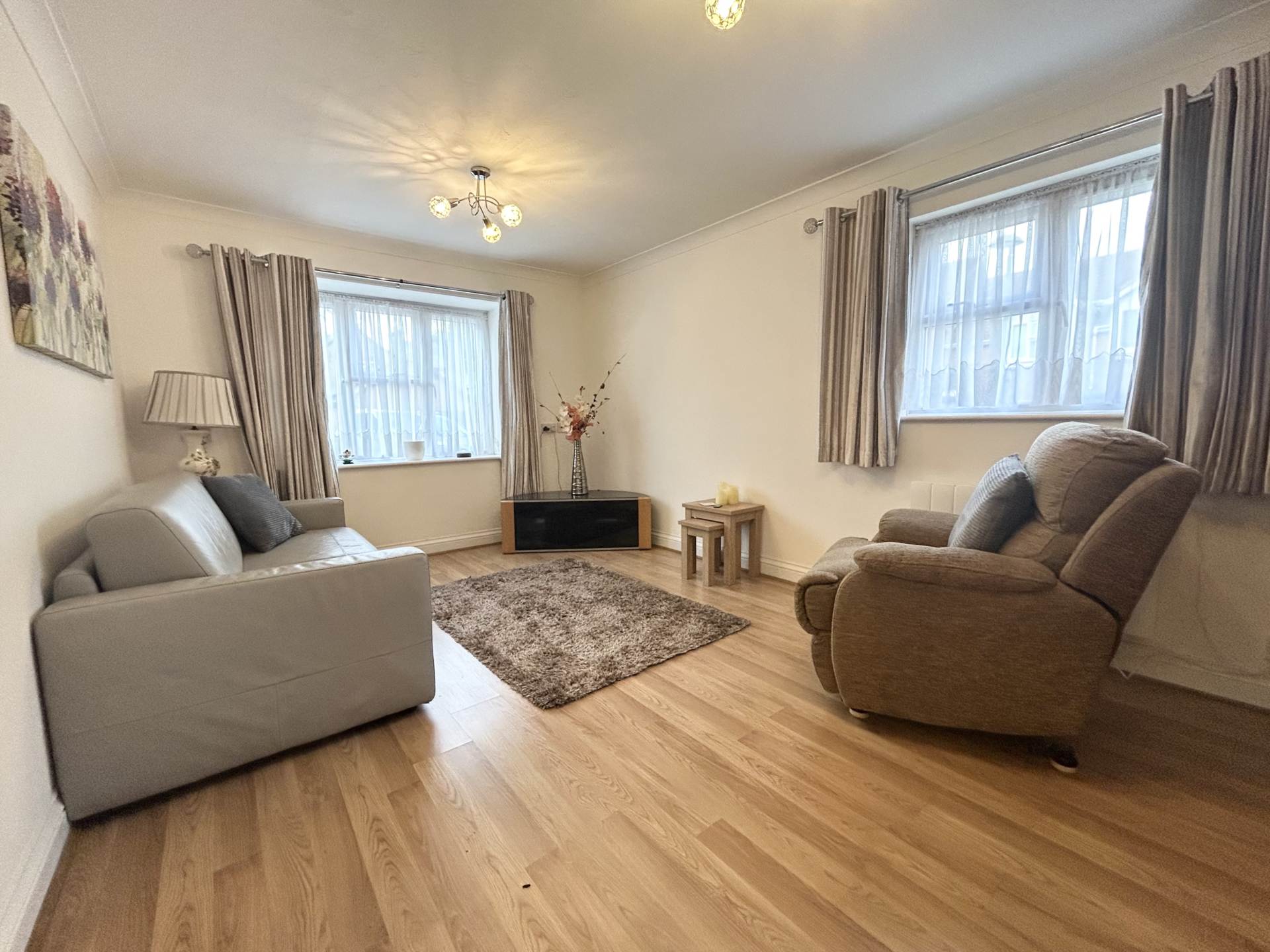 Yew Tree Court, Elstree, Image 2