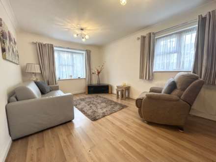Yew Tree Court, Elstree, Image 2