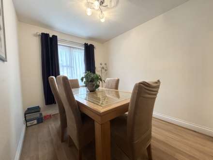 Yew Tree Court, Elstree, Image 4