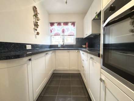 Yew Tree Court, Elstree, Image 6